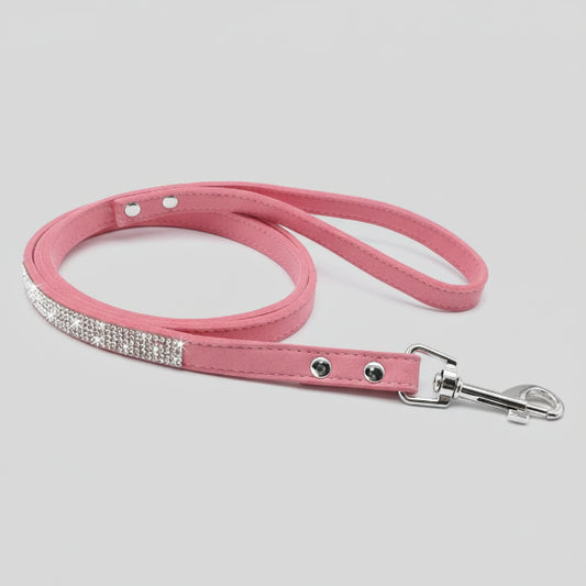Laisse rose avec strass pour chien, parfaite pour les promenades élégantes avec le collier strass pour chien.
