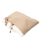 Chien endormi sur un coussin chien douillet beige et blanc Oscar et Plume