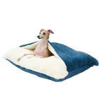 Coussin chien douillet bleu et beige avec chien allongé confortable d'Oscar et Plume