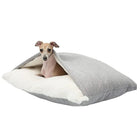 Chien couché sur un coussin chien douillet gris et blanc confortable et moelleux