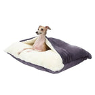 Chien allongé sur un coussin chien douillet gris et blanc très confortable