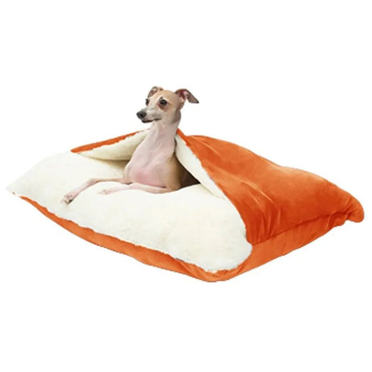Coussin chien douillet orange et blanc avec un petit chien allongé confortable