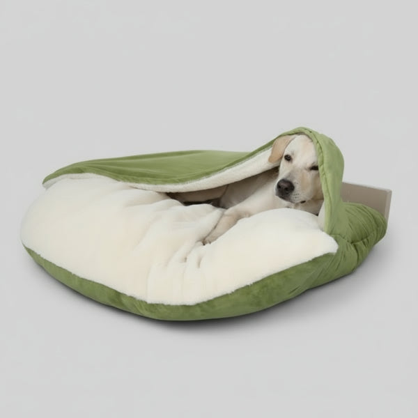 Chien confortablement installé dans un coussin chien douillet vert et blanc de Oscar et Plume
