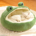 Load image into Gallery viewer, Coussin en cocon pour chat, les grenouilles sont de sortie Oscar et Plume
