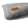 Load image into Gallery viewer, Coussin en velours gris imperméable pour chien et chat Oscar et Plume
