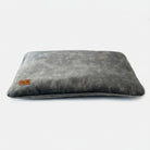 Coussin en velours pour chien Oscar et Plume en gris, confortable et élégant pour le repos des animaux de compagnie