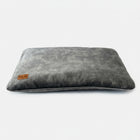 Coussin en velours pour chien Oscar et Plume en gris, confortable et élégant pour le repos des animaux de compagnie