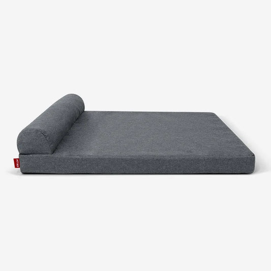Coussin mémoire de forme pour chien en tissu gris avec un design confortable et moderne