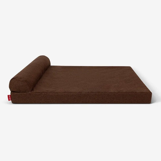 Coussin mémoire de forme pour chien en marron avec roulé pour un confort optimal