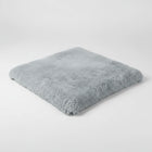 Coussin moelleux pour chien en velours gris, parfait pour le confort de votre animal de compagnie.