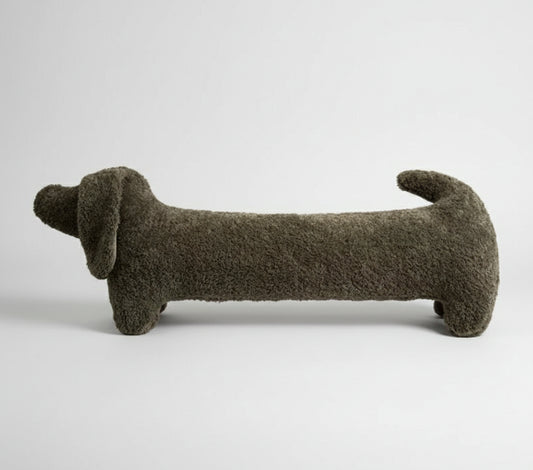 Coussin teckel en forme de chien avec texture douce pour une décoration ludique