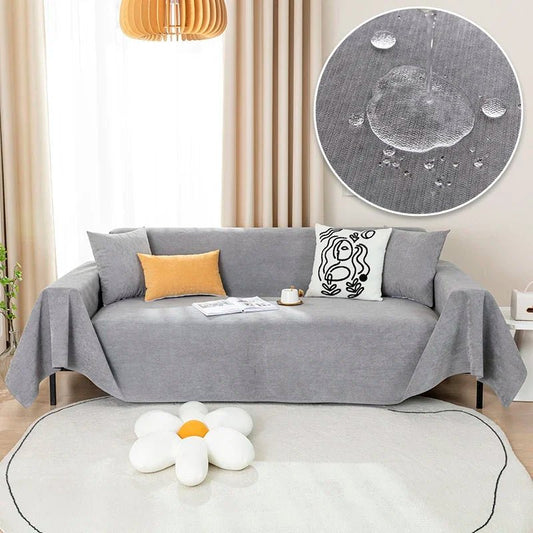 Couverture de protection imperméable canapé grise posée sur un canapé dans un salon moderne éclairé