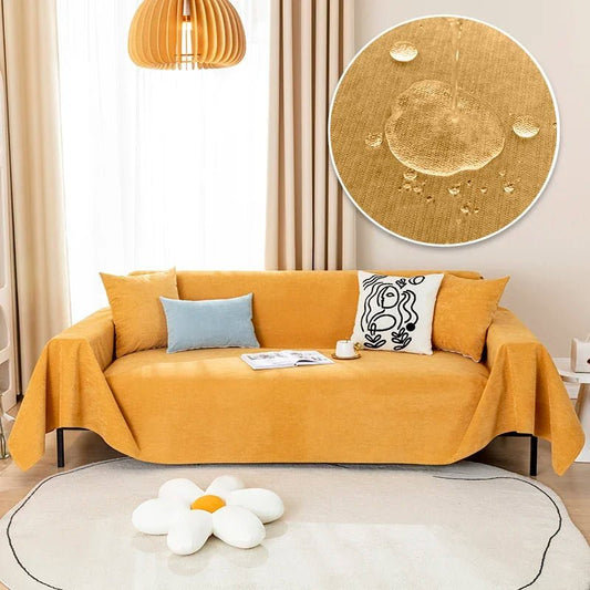 Couverture de protection imperméable canapé beige clair décorée dans un salon moderne avec coussins