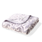 couverture douce pour chien et chat Oscar et Plume plaid moelleux gris à motif damas bordure surpiquée