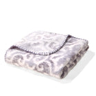 couverture douce pour chien et chat Oscar et Plume plaid moelleux gris à motif damas bordure surpiquée
