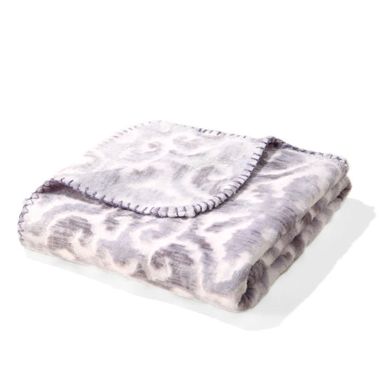 couverture douce pour chien et chat Oscar et Plume plaid moelleux gris à motif damas bordure surpiquée