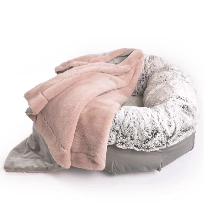 couverture douce pour chien et chat rose drapée sur un coussin donut peluche gris clair Oscar et Plume