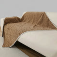 Load image into Gallery viewer, Couverture imperméable en beige pour canapé avec un chat gris assis dessus
