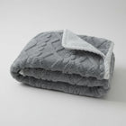 Couverture imperméable douce et confortable en gris avec finition élégante pour un usage intérieur et extérieur