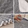 Load image into Gallery viewer, Couverture imperméable Oscar et Plume avec texture douce et finitions élégantes, idéale pour les détenteurs de canapés.
