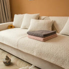 Couverture protection canapé en tissu pelucheux blanc avec coussins assortis pour salon confortable