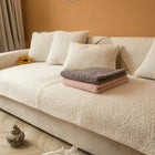 Couverture protection canapé en tissu pelucheux blanc avec coussins assortis pour salon confortable