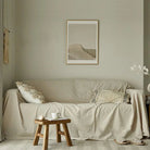 Couverture protection canapé chien et chat beige Oscar et Plume avec coussins décoratifs dans salon minimaliste