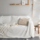 Couverture protection canapé chien et chat blanche couvrant un canapé avec coussin et plaid décoratif