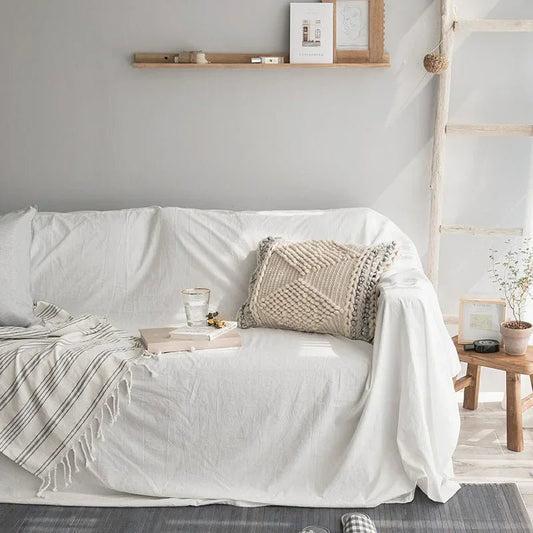 Couverture protection canapé chien et chat blanche couvrant un canapé avec coussin et plaid décoratif