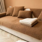 Couverture protection canapé en tissu peluche marron avec coussins assortis pour salon confortable