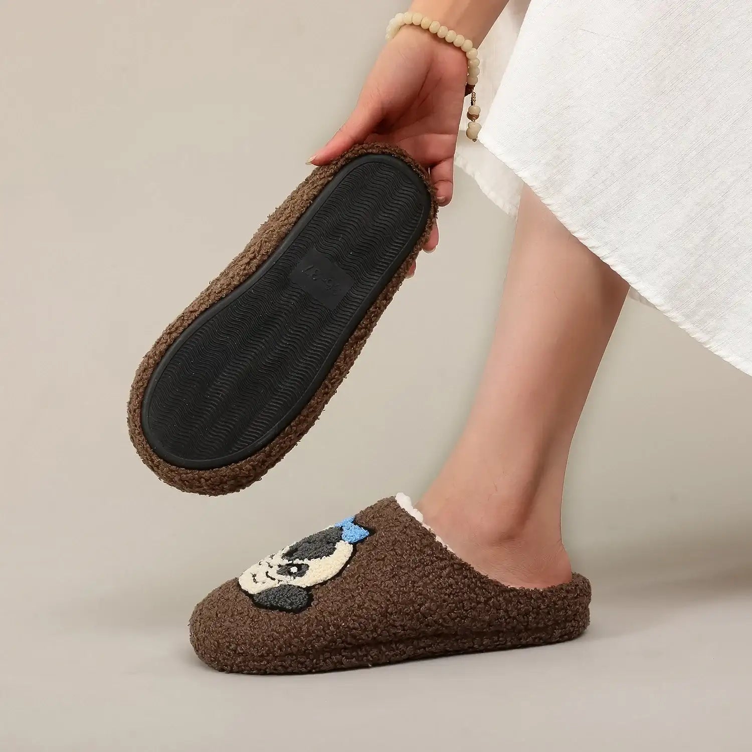 chausson carlin pour femme Oscar et Plume marron en tissu pelucheux mule semelle caoutchouc antidérapante