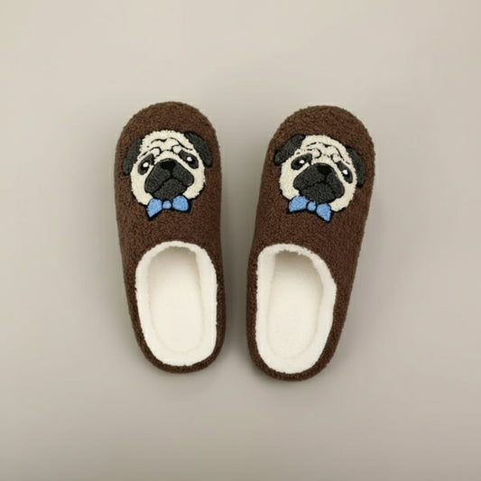 chausson carlin pour femme marron en peluche Oscar et Plume avec visage de carlin brodé et doublure blanche moelleuse