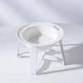 Load image into Gallery viewer, Gamelle céramique surélevée chat avec support blanc pour un repas confortable
