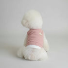 Débardeur pour petit chien rose avec un motif en relief à l'arrière, parfait pour les animaux tendance