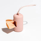 Distributeur de sacs pour chien rose compact avec sangle de transport pratique