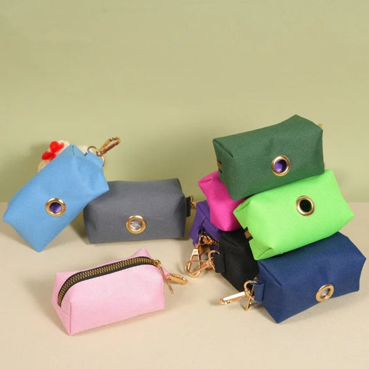 Distributeur sacs pour chien multicolore avec différentes tailles et designs pratiques