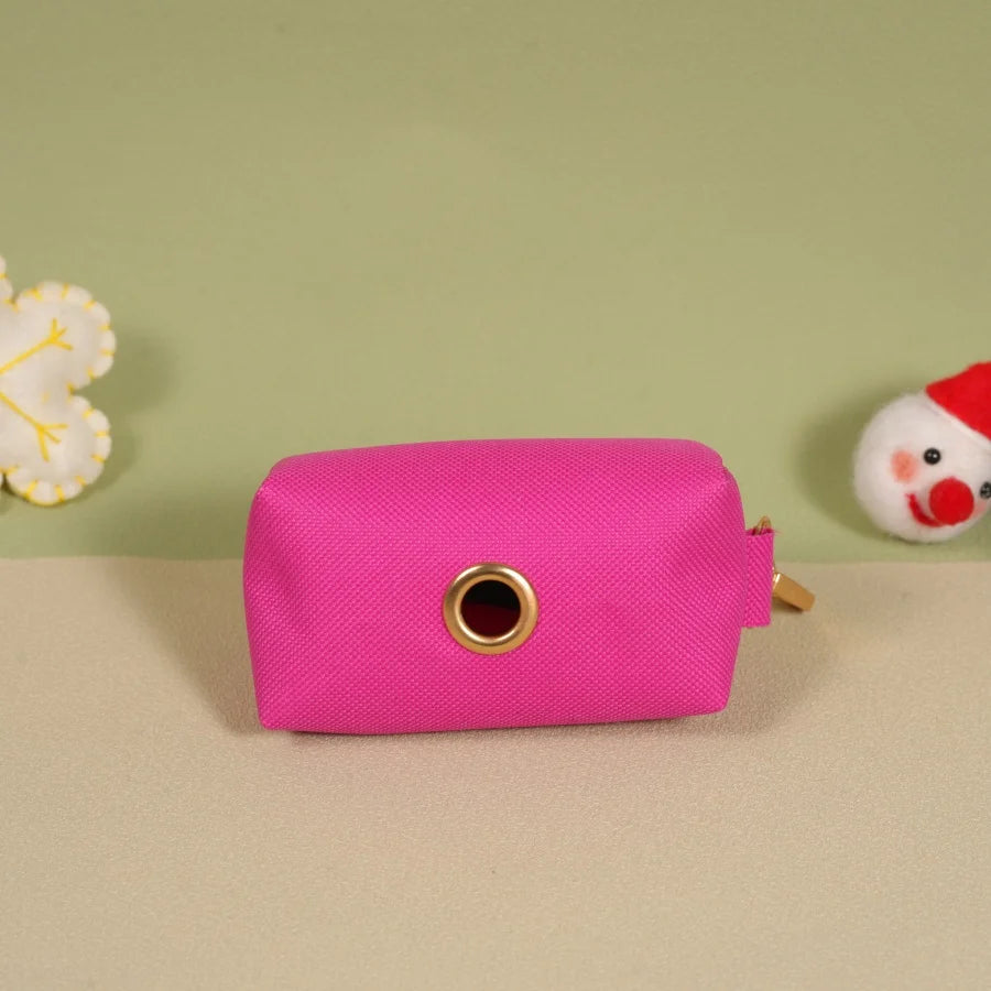 Distributeur sacs pour chien rose avec un design compact et pratique pour les promenades