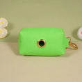 Carica l'immagine nel visualizzatore della galleria, Distributeur sacs pour chien vert lumineux avec clip pour une utilisation pratique lors des promenades
