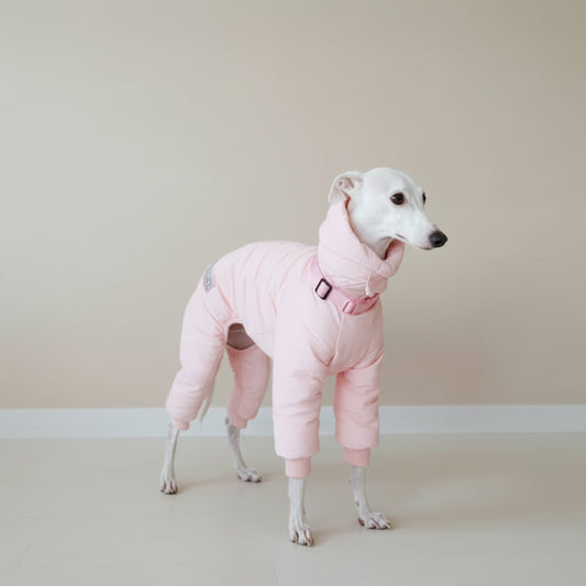 Doudoune imperméable pour lévrier en rose, conçue pour le confort et la protection par Oscar et Plume