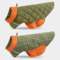 Cargar la imagen en la vista de la galería, Doudoune réversible pour chien en vert avec motif écossais et orange, idéale pour les promenades en plein air
