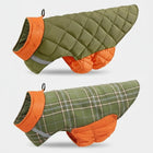Doudoune réversible pour chien en vert avec motif écossais et orange, idéale pour les promenades en plein air