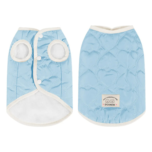 Gilet doublé pour chat en bleu avec col rond et fermeture à boutons pour le confort félin