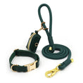 Charger l'image dans la visionneuse de la galerie, Ensemble Collier en cuir durable personnalisable, laisse et distributeur de sac pour chien - Oscar et Plume
