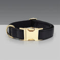 Charger l'image dans la visionneuse de la galerie, Ensemble Collier en cuir durable personnalisable, laisse et distributeur de sac pour chien - Oscar et Plume
