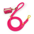 Charger l'image dans la visionneuse de la galerie, Ensemble Collier, laisse et distributeur de sac en cuir durable personnalisable pour chien - Oscar et Plume
