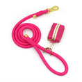 Charger l'image dans la visionneuse de la galerie, Ensemble Collier, laisse et distributeur de sac en cuir durable personnalisable pour chien - Oscar et Plume
