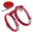 Ensemble harnais et laisse rouge avec motifs bleus et rose pour petit animal avec clochette