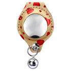 Étui AirTag Oscar et Plume en cuir beige avec motifs cœurs rouges et breloque argentée