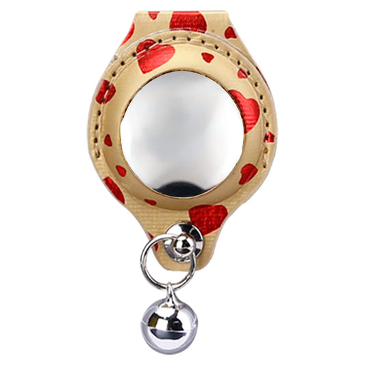 Étui AirTag Oscar et Plume en cuir beige avec motifs cœurs rouges et breloque argentée