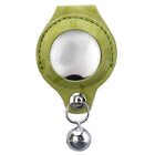 Étui AirTag vert avec finition en cuir et petit pendentif argenté Oscar et Plume